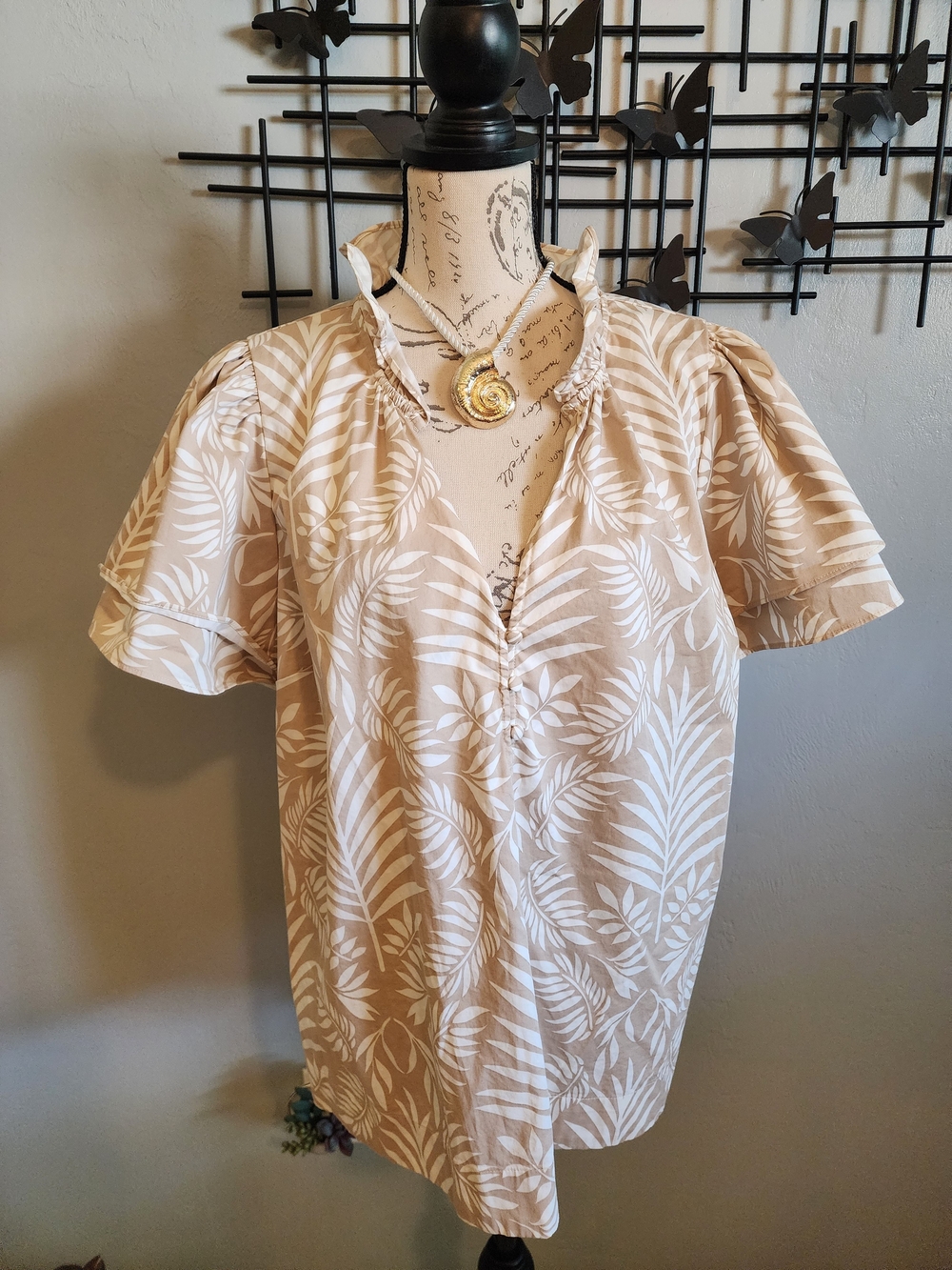 crown & ivy Beige and White Tropical Leaf-Print Flutter Sleeve Blouse